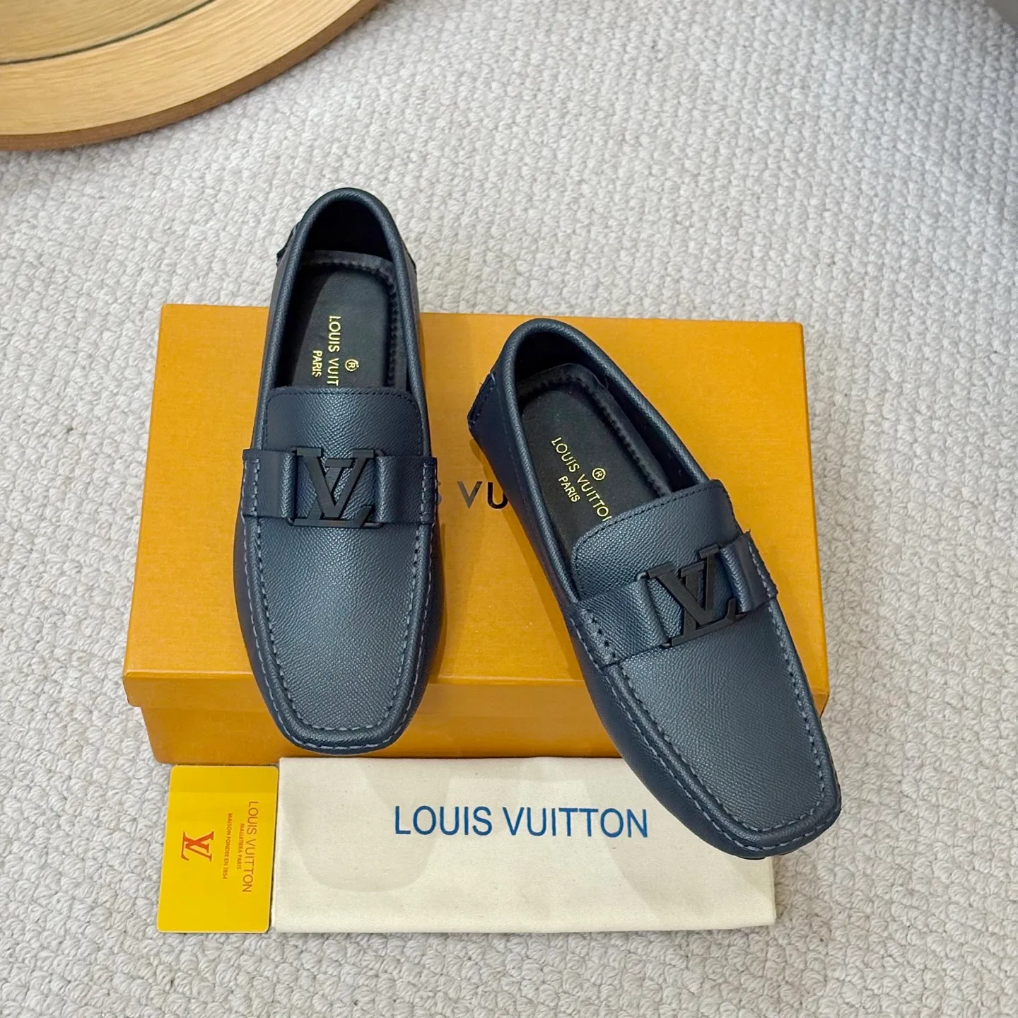 Men's men's shoes 💰420 (Yangli) LV 2⃣️0⃣️2⃣️5️⃣Spring and summer counter GLORIA series models ✈️Original factory special leather production, original last type. A classic driving slip-on casual shoe that shows an elegant style with exquisite craftsmanship details such as Monogram embossing all over the upper🌀Italian imported calfskin fabric Sheepskin foot pads➕Inside～Private mold replica sole Unique style Comfortable driving slip-on Size: 4-12 (38-46) Comes with [Counter packaging: original box, wrapping paper, card, instruction manual, shoehorn, cloth bag] No pressure to enter and leave the counter!
